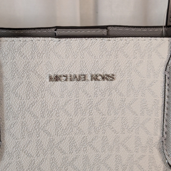 Michael Kors Vincent Large White And Metallic Silver Canvas Tote Coin Pouch NWT - Picture 2 of 9